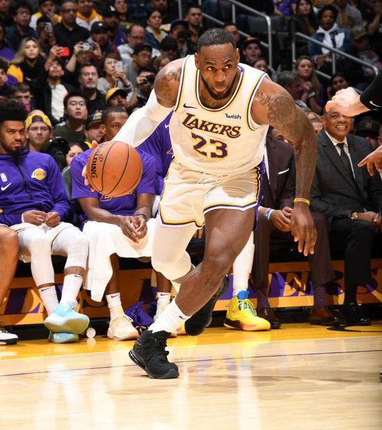 詹姆斯31分13板12助 浓眉26分11板 布克32分7助 湖人117-107射日 詹姆斯31分13板12助 浓眉26分11板 布克32分7助 湖人117-107射日