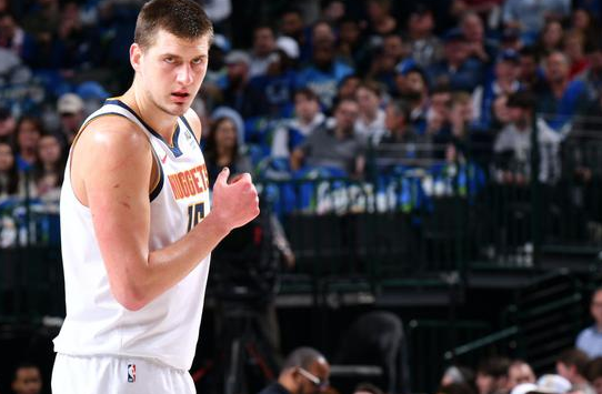 掘金客场107-106险胜独行侠取得2连胜 约基奇33+6+7东契奇27+9+10 掘金客场107-106险胜独行侠取得2连胜 约基奇33+6+7东契奇27+9+10