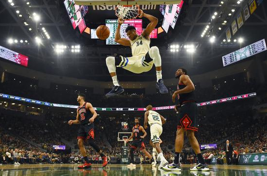 雄鹿主场以111-98击败公牛取13连胜 拉文24+5字母哥取3双 雄鹿主场以111-98击败公牛取13连胜 拉文24+5字母哥取3双