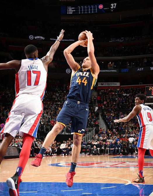 爵士客场以111-105力克活塞迎5连胜 博扬32+5 米切尔25+5 伍德30+11 爵士客场以111-105力克活塞迎5连胜 博扬32+5 米切尔25+5 伍德30+11