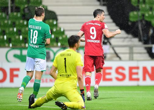 莱万超神单赛季46球领跑欧洲!完爆梅罗!金球奖有戏么 莱万超神单赛季46球领跑欧洲!完爆梅罗!金球奖有戏么