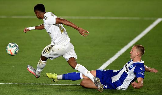 西甲-皇马2-0阿拉维斯继续领跑 本泽马传射阿森西奥进球 西甲-皇马2-0阿拉维斯继续领跑 本泽马传射阿森西奥进球