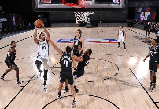 马刺129-120击败国王 德罗赞27+10怀特26+8 福克斯39+6 马刺129-120击败国王 德罗赞27+10怀特26+8 福克斯39+6