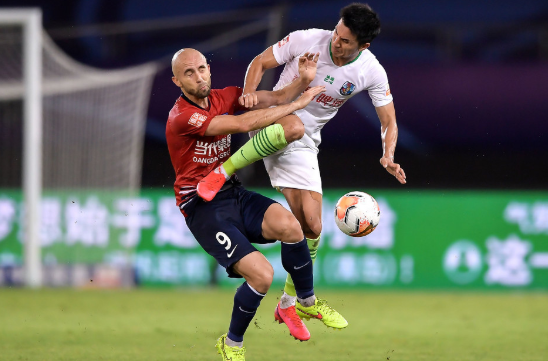 中超-重庆0-0青岛依旧难求一胜 王伟飞踹遭红牌罚下 中超-重庆0-0青岛依旧难求一胜 王伟飞踹遭红牌罚下