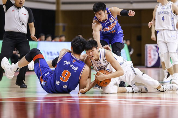 新疆109-97胜江苏终结3连败 周琦复出轰30+18齐麟23分 新疆109-97胜江苏终结3连败 周琦复出轰30+18齐麟23分