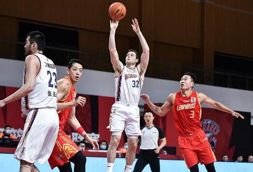 CBA-上海117-108战胜深圳止5连败 弗神36+9布克空砍40+12 CBA-上海117-108战胜深圳止5连败 弗神36+9布克空砍40+12