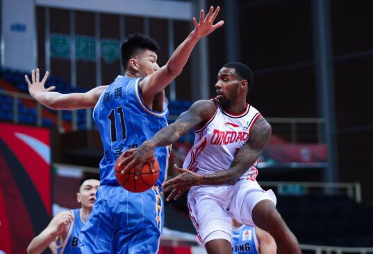 CBA-青岛102-94擒北京4连胜 亚当斯21+8伤退方硕空砍29+8 CBA-青岛102-94擒北京4连胜 亚当斯21+8伤退方硕空砍29+8