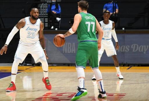 圣诞大战-湖人138-115独行侠 詹姆斯22+7+10 浓眉哥28+8+5 东契奇27+7 圣诞大战-湖人138-115独行侠 詹姆斯22+7+10 浓眉哥28+8+5 东契奇27+7