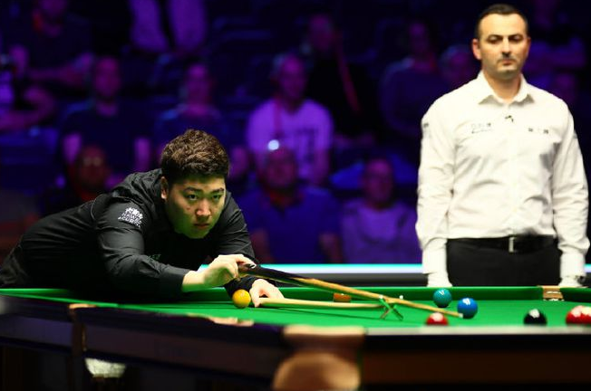 大师赛颜丙涛决胜局单杆141分 6-5绝杀马奎尔进4强