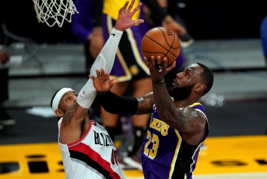 詹姆斯28+10+7利拉德35分 湖人102-93逆转开拓者止4连败 詹姆斯28+10+7利拉德35分 湖人102-93逆转开拓者止4连败