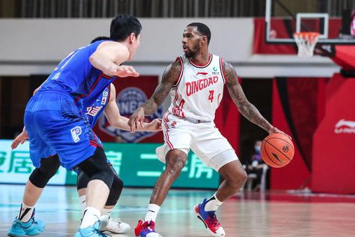 天津93-134惨败青岛41分 篮板输27记亚当斯狂砍41+8+7 天津93-134惨败青岛41分 篮板输27记亚当斯狂砍41+8+7