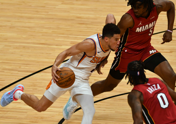 布克23分巴特勒5失误 太阳5人上双以110-100送热火四连败 布克23分巴特勒5失误 太阳5人上双以110-100送热火四连败