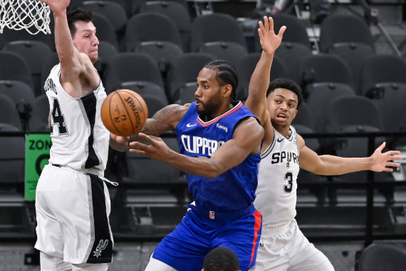 伦纳德砍25+7德罗赞19分 快船134-101轻取马刺获三连胜 伦纳德砍25+7德罗赞19分 快船134-101轻取马刺获三连胜