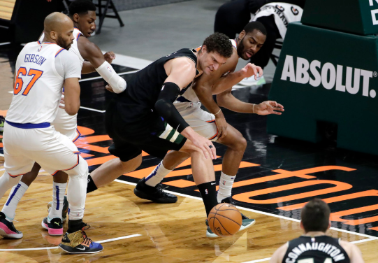 字母哥休战伯克斯21+10 尼克斯102-96擒雄鹿迎3连胜 字母哥休战伯克斯21+10 尼克斯102-96擒雄鹿迎3连胜