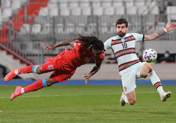 世预赛-葡萄牙3-1逆转卢森堡 C罗建功+踢飞单刀 世预赛-葡萄牙3-1逆转卢森堡 C罗建功+踢飞单刀