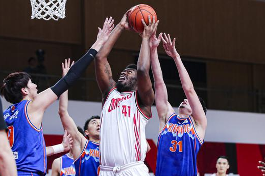 翰逊31+10青岛136-117大胜新疆迎5连胜 周琦19+9齐麟6分 翰逊31+10青岛136-117大胜新疆迎5连胜 周琦19+9齐麟6分