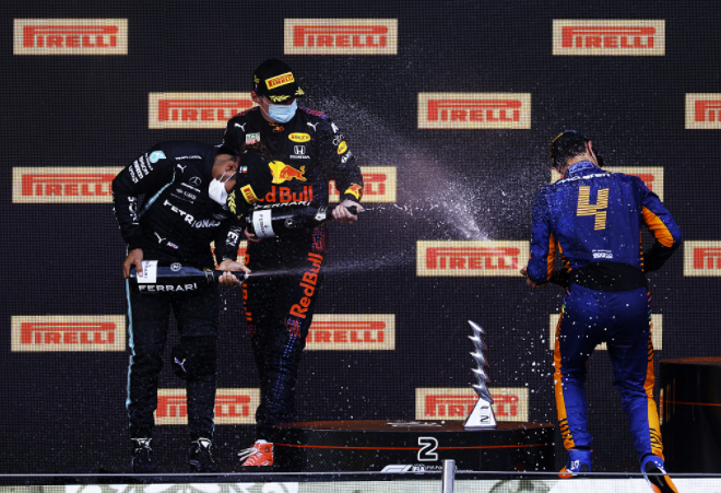 F1意大利站维斯塔潘夺冠 汉密尔顿中途撞墙追至第2