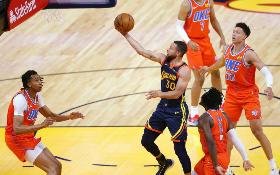 库里34+7维金斯18分 勇士5人得分上双勇士118-97轻取雷霆 库里34+7维金斯18分 勇士5人得分上双勇士118-97轻取雷霆