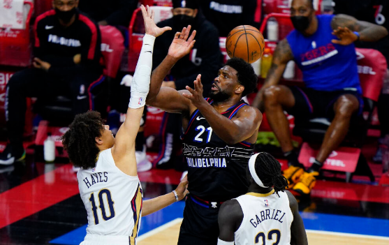 恩比德狂砍37分13板 76人4人得分上双以109-107险胜鹈鹕 恩比德狂砍37分13板 76人4人得分上双以109-107险胜鹈鹕