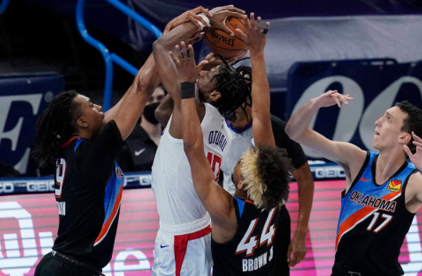 快船112-117不敌雷霆锁定西部第4 卡椒轮休贝弗利11分 快船112-117不敌雷霆锁定西部第4 卡椒轮休贝弗利11分