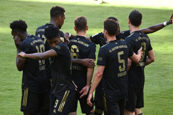 德甲-拜仁5-2奥格斯堡收官 莱万破纪录格纳布里造两球 德甲-拜仁5-2奥格斯堡收官 莱万破纪录格纳布里造两球