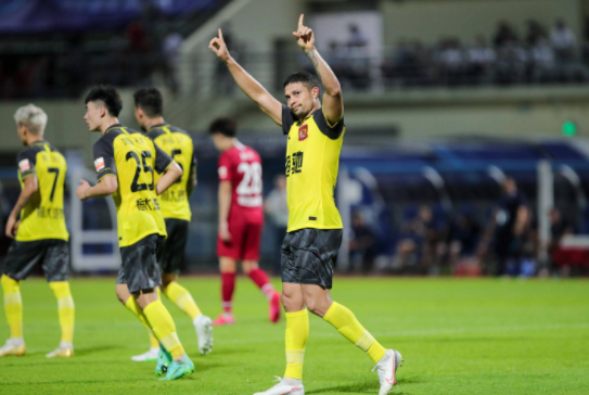 北京时间7月15日,2021赛季中超联赛第五轮一场补赛在河南嵩山龙门和广州队之间展开较量 北京时间7月15日,2021赛季中超联赛第五轮一场补赛在河南嵩山龙门和广州队之间展开较量