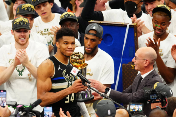 21日NBA总决赛G6纪录:字母包揽5大荣誉比肩乔丹 夺冠完成科比挑战 21日NBA总决赛G6纪录:字母包揽5大荣誉比肩乔丹 夺冠完成科比挑战