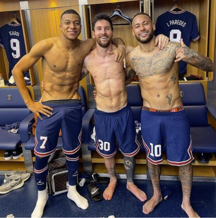 巴黎三叉戟!内马尔晒与梅西姆巴佩合照 笑容满面 巴黎三叉戟!内马尔晒与梅西姆巴佩合照 笑容满面