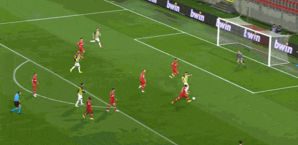 费内巴切妖锋凌空侧勾破门 费内巴切妖锋凌空侧勾破门