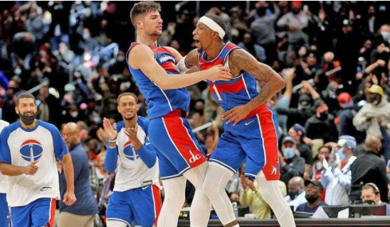 16日NBA纪录:AD湖人生涯首次被逐 奇才队史最佳开局 16日NBA纪录:AD湖人生涯首次被逐 奇才队史最佳开局