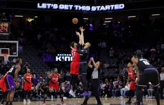 国王125-121险胜开拓者结束四连败 利拉德空砍32+10福克斯21分 国王125-121险胜开拓者结束四连败 利拉德空砍32+10福克斯21分