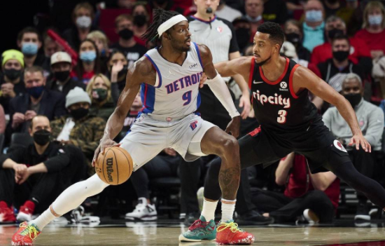 CJ28+6状元高效26分 利拉德缺席开拓者110-92大胜活塞 CJ28+6状元高效26分 利拉德缺席开拓者110-92大胜活塞