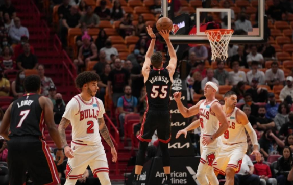 热火118-92擒公牛迎2连胜 洛瑞16+14拉文33分 邓罗26分 热火118-92擒公牛迎2连胜 洛瑞16+14拉文33分 邓罗26分