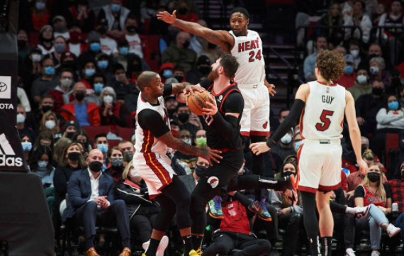 热火115-109胜开拓者 斯特鲁斯25分西蒙斯28+7 三人遭驱逐 热火115-109胜开拓者 斯特鲁斯25分西蒙斯28+7 三人遭驱逐