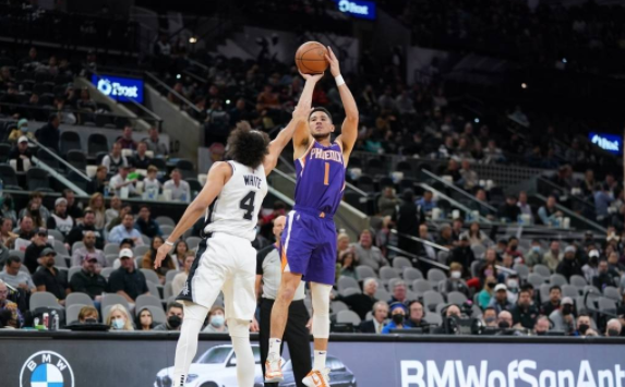 太阳121-107擒马刺4连胜 布克砍48分迎里程碑保罗15+12 太阳121-107擒马刺4连胜 布克砍48分迎里程碑保罗15+12