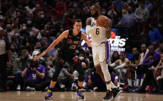 热火两人6犯113-107险胜湖人 詹姆斯33+11威少24+9+9 热火两人6犯113-107险胜湖人 詹姆斯33+11威少24+9+9