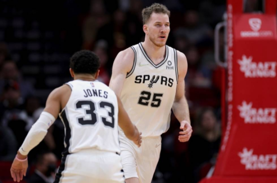 穆雷19+10伍德15分 马刺8人得分上双134-104大胜火箭 穆雷19+10伍德15分 马刺8人得分上双134-104大胜火箭