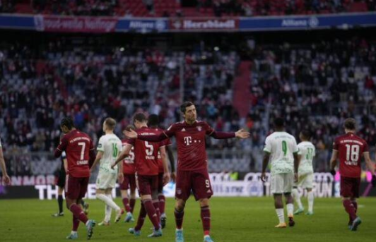 德甲-拜仁4-1逆转大胜菲尔特稳居榜首 莱万双响穆勒造乌龙 德甲-拜仁4-1逆转大胜菲尔特稳居榜首 莱万双响穆勒造乌龙