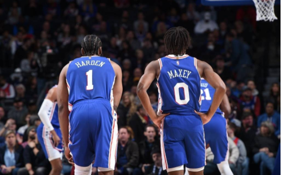 骑士119-125遭76人逆转 马克西33分哈登两双 加兰26+19 骑士119-125遭76人逆转 马克西33分哈登两双 加兰26+19