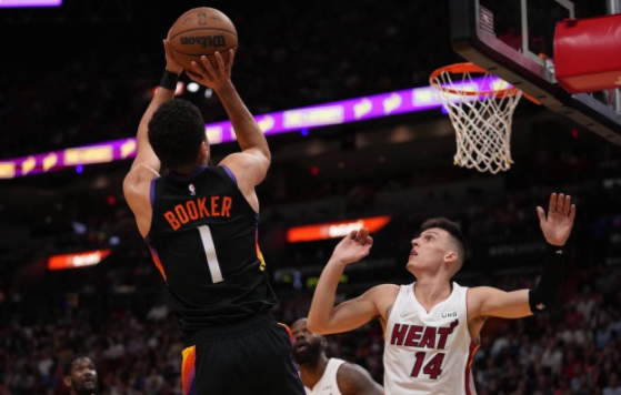 布克复出23+9巴特勒缺席 太阳111-90擒热火锁定季后赛 布克复出23+9巴特勒缺席 太阳111-90擒热火锁定季后赛