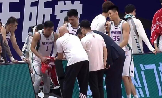 吉伦沃特罚球准绝杀阿联19+12 山东加时111-110擒广东排第11 吉伦沃特罚球准绝杀阿联19+12 山东加时111-110擒广东排第11