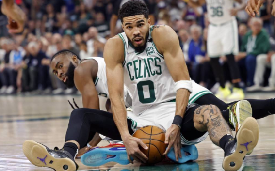 绿军108-95雄鹿 扳平比分进入抢七 塔图姆爆发46分队史第二人 绿军108-95雄鹿 扳平比分进入抢七 塔图姆爆发46分队史第二人