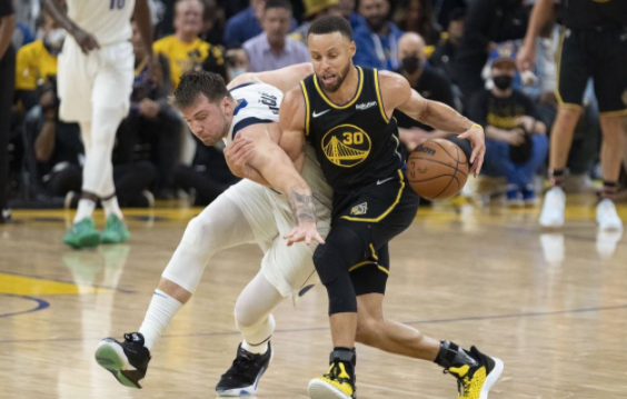 东契奇20分7失误库里21+12 勇士112-87轻取独行侠开门红 东契奇20分7失误库里21+12 勇士112-87轻取独行侠开门红