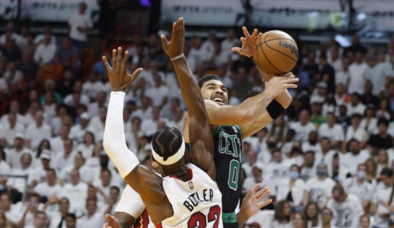 绿衫军93-80热火拿到赛点 巴特勒13+6塔图姆准三双 绿衫军93-80热火拿到赛点 巴特勒13+6塔图姆准三双