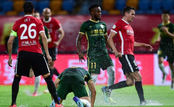 中超-北京国安3-2战胜8人成都蓉城 侯森失误送大礼张玉宁造红+破门 中超-北京国安3-2战胜8人成都蓉城 侯森失误送大礼张玉宁造红+破门