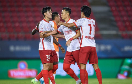 中超-上海海港2-1复仇武汉长江 徐新取首球恩迪亚耶倒钩建功 中超-上海海港2-1复仇武汉长江 徐新取首球恩迪亚耶倒钩建功