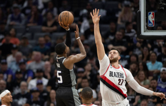 利拉德低迷三分8中1福克斯33+7+7 开拓者客场115-108险胜国王 利拉德低迷三分8中1福克斯33+7+7 开拓者客场115-108险胜国王