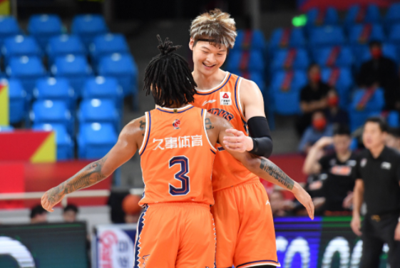 王哲林35+9特林布尔23分 上海105-98击败北控两连胜收官 王哲林35+9特林布尔23分 上海105-98击败北控两连胜收官