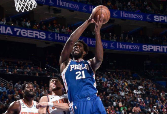 NBA-76人100-88胜太阳 恩比德复出33+10布克28+7 保罗伤退 NBA-76人100-88胜太阳 恩比德复出33+10布克28+7 保罗伤退