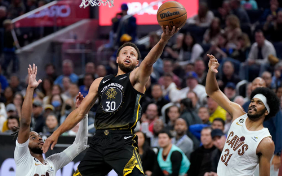 NBA-勇士106-101逆转骑士迎2连胜 库里40分里程碑+末节救主 NBA-勇士106-101逆转骑士迎2连胜 库里40分里程碑+末节救主